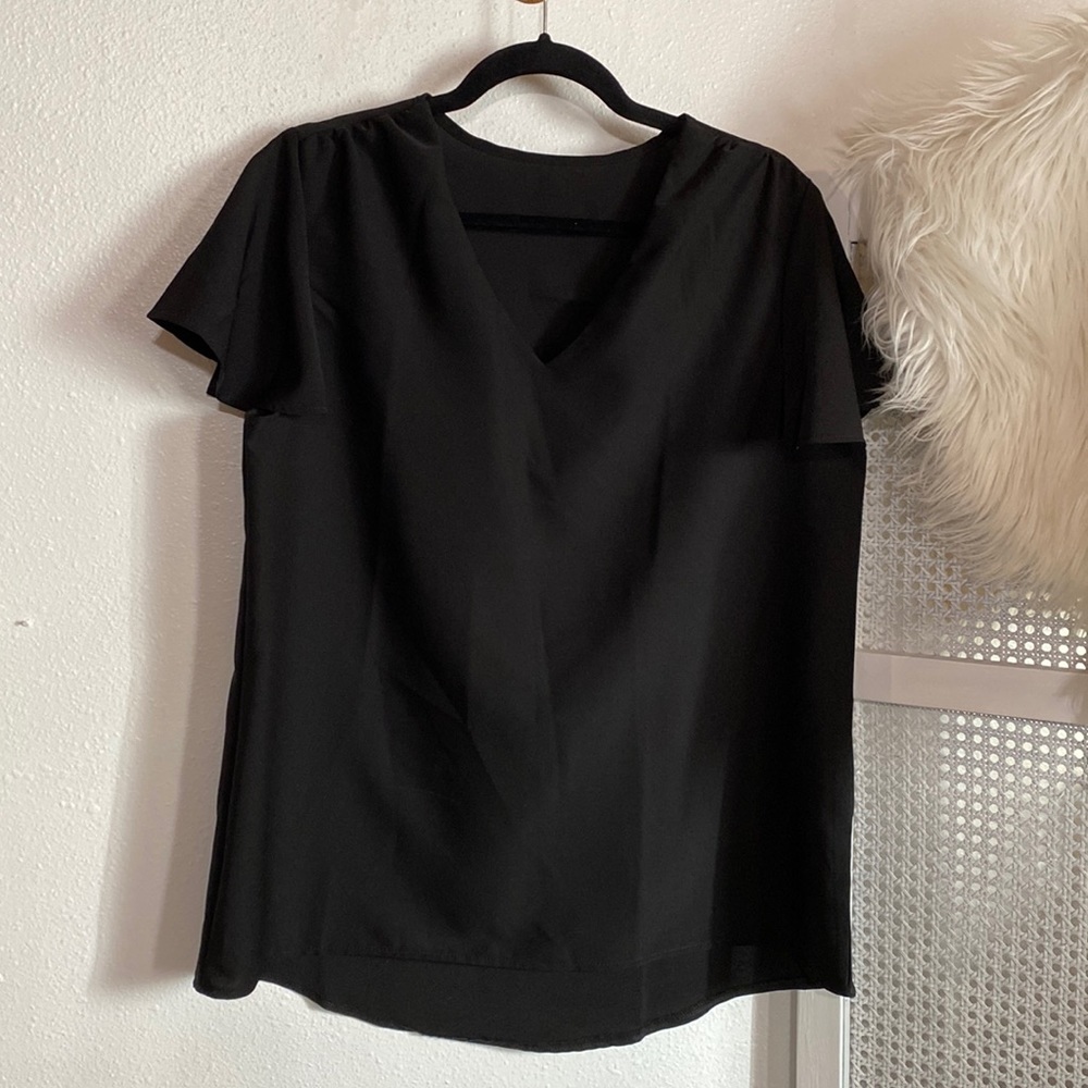 👠 no brand fluttered cap sleeve vneck black blouse